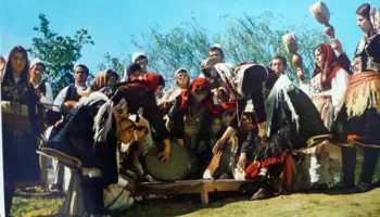 Kënga me Tepsi – Thjeshtësia që u bë Traditë