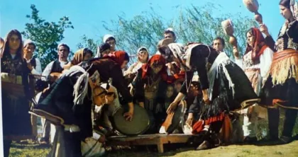 Kënga me Tepsi – Thjeshtësia që u bë Traditë