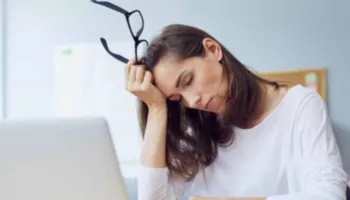 Keni lodhje gjatë ditës? Zbuloni shkaqet dhe ushqimet që të japin energji