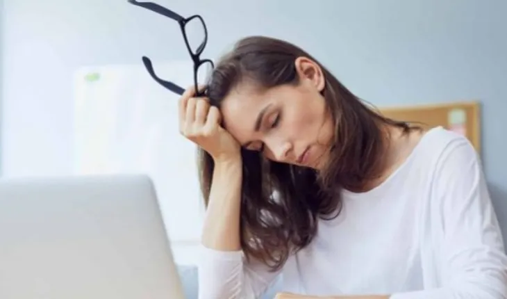 Keni lodhje gjatë ditës? Zbuloni shkaqet dhe ushqimet që të japin energji