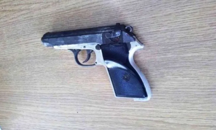 Kërcënoi me pistoletë sportive punonjësit e njësisë administrative Libonik, procedohet 84-vjeçari. Në banesë i gjenden thika dhe…