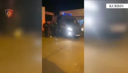 Kërcënonte qytetarët i armatosur me kallashnikov/ Theu xhamat e makinave dhe të një lokali, arrestohet i riu në Laç