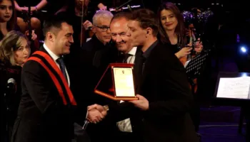 Këshilli Bashkiak i Elbasanit nderon pas vdekjes gazetarin Aristir Lumezi me titullin “Qytetar Nderi”