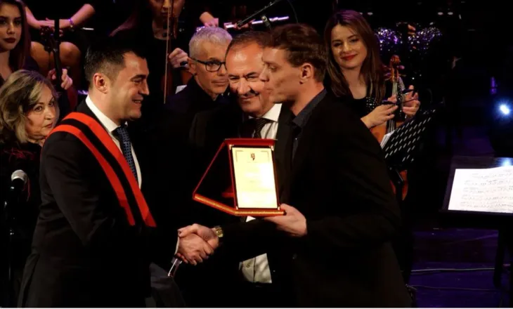 Këshilli Bashkiak i Elbasanit nderon pas vdekjes gazetarin Aristir Lumezi me titullin “Qytetar Nderi”