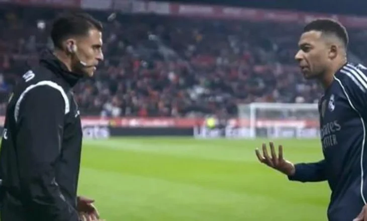 Kështu u “kacafyt” Mbappé me arbitrin e katërt: Shikomë mua kur të flas…