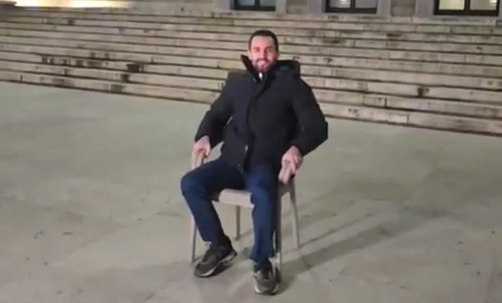 “Këtu më keni”- Lapaj shfaqet i ulur në karrige para Kryeministrisë: Do protestoj i vetëm!