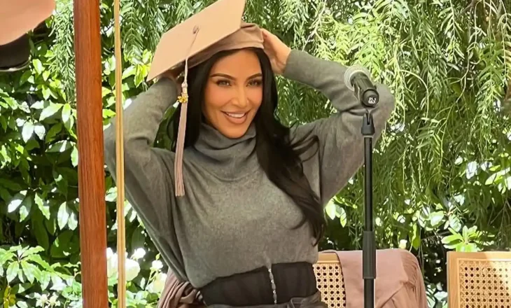 Kim Kardashian, diplomim mes shakasë dhe kritikave: “Nuk e bëra për publicitet”
