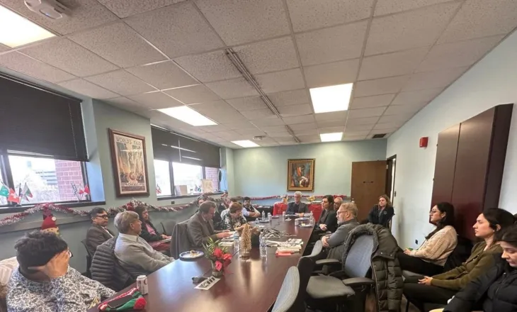 Klinika e poezisë, Visari në Universitetin e Illinois, SHBA…