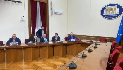 “Kolegët po fshihen”, Deputetët e PD zënë vendet në Këshillin e Mandateve për kërkesën e SPAK për Ballukun. PS nuk paraqitet, Manja: Do shkoj te votuesit