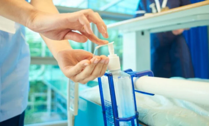 Komisioni Europian merr në analizë etanolin në dezinfektuesit spitalorë, ja sa i sigurtë është