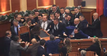 Komisioni i Etikës shqyrton nesër kërkesën e PS për përjashtimin e 29 deputetëve të PD