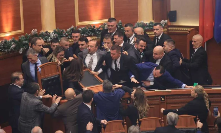 Komisioni i Etikës shqyrton nesër kërkesën e PS për përjashtimin e 29 deputetëve të PD