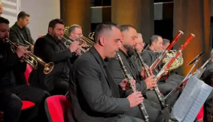 Koncert nga orkestra simfonike, tingujt e muzikës plotësojnë atmosferën festive në Korçë