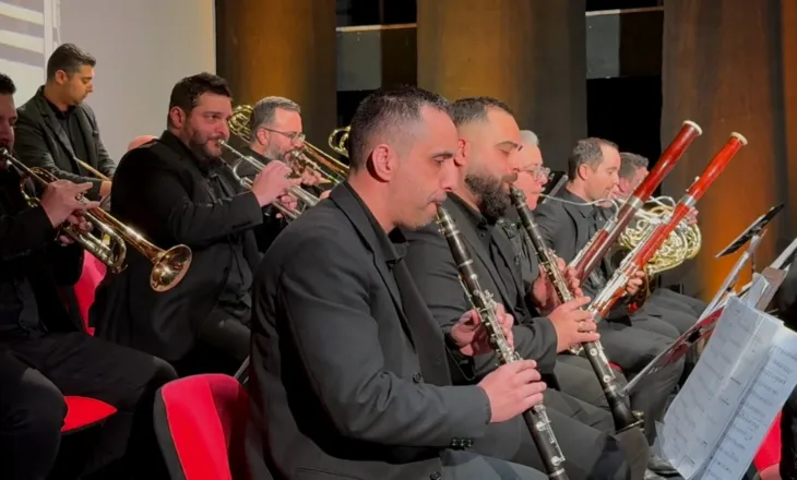 Koncert nga orkestra simfonike, tingujt e muzikës plotësojnë atmosferën festive në Korçë