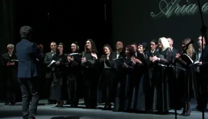 Koncerte për festat në Korçë, dirigjenti kosovar Trimor Dhomi “krijon” korin me shumë zëra