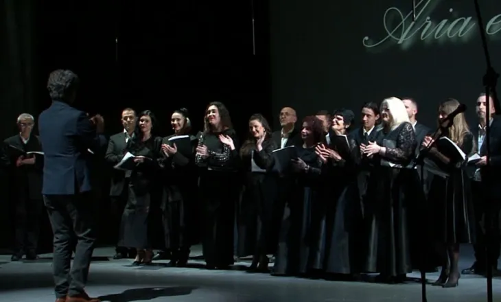 Koncerte për festat në Korçë, dirigjenti kosovar Trimor Dhomi “krijon” korin me shumë zëra