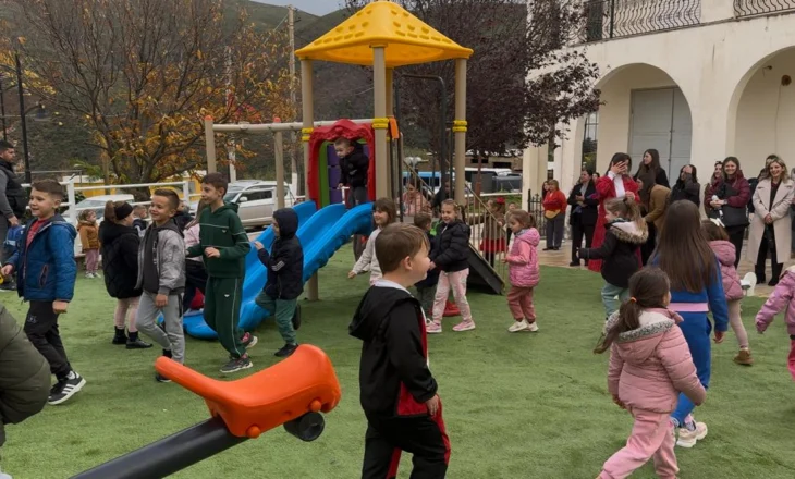 Konispol – Inaugurohet këndi i ri i lojërave, investim i Raiffeisen Invest në bashkëpunim me Bashkinë – VIDEO