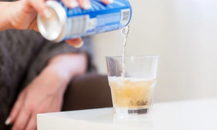 Konsumi i shumë pijeve energjike mund të çojë në goditje në tru