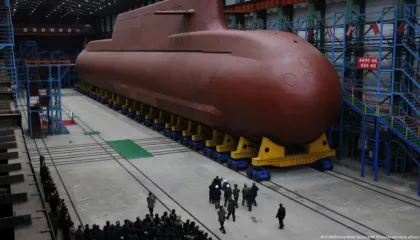 Koreja e Veriut prezanton nëndetësen e saj të parë bërthamore