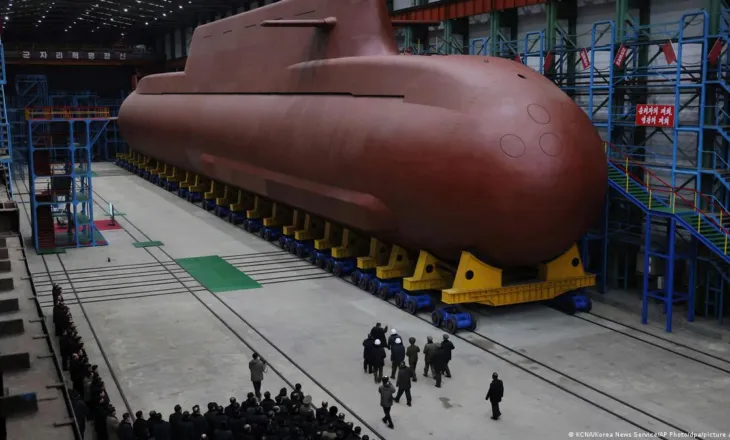 Koreja e Veriut prezanton nëndetësen e saj të parë bërthamore