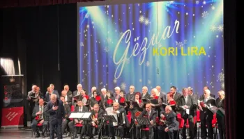 Kori “Lira” rikthehet në skenë me koncertin tradicional, këngët tradicionale dhe serenatat krijojnë atmosferë të ngrohtë në Korçë