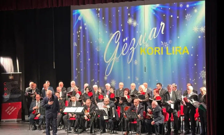 Kori “Lira” rikthehet në skenë me koncertin tradicional, këngët tradicionale dhe serenatat krijojnë atmosferë të ngrohtë në Korçë