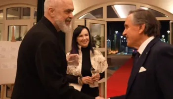 “Krenar për Shqipërinë”, Rama poston videokartolinën e fundvitit me Trupin Diplomatik