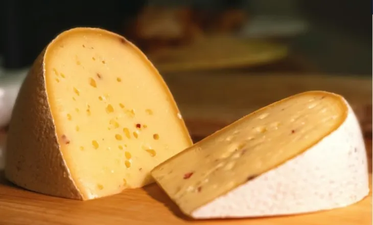 Krenaria franceze sfidohet, djathi belg fiton çmimin më të madh botëror