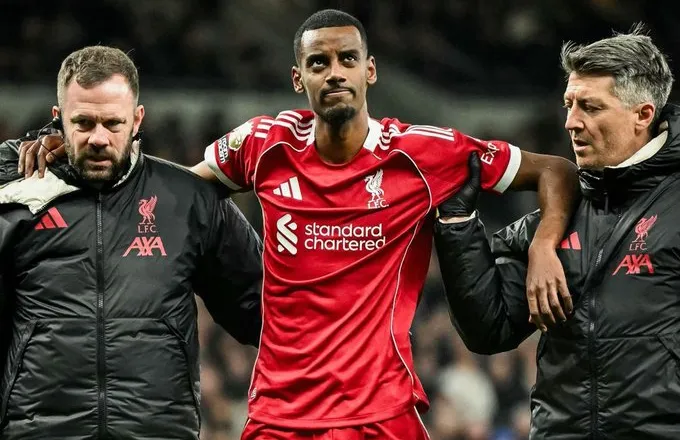 Kreu ndërhyrjen kirurgjikale, Isak muaj të tërë larg Liverpulit