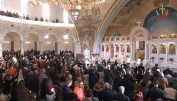 Krishtlindja, mbahet në katedralen ‘Ngjallja e Krishtit’ mesha për besimtarët ortodoksë