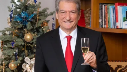 “Krishtlindjet e tjera t’i festojmë pa këtë kolerë të zezë”/ Berisha uron të gjithë besimtarët: Dita e Lindjes së…