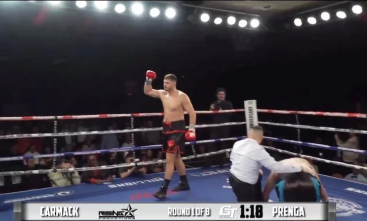 Kristjan Prenga i pamëshirshëm, ‘nokaut’ amerikanit në raundin e parë në SHBA! Rekorde për boksierin