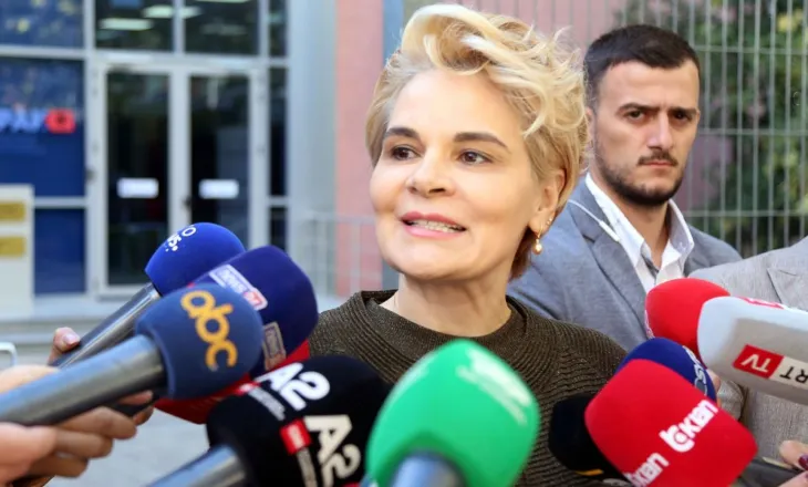 Kryemadhi paraqitet për masën e siguris, batuta me gazetarët: E patë Big Brother? Vrenozi nuk flinte dot me burrë…