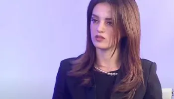 “Kryeministër me bodrume verërash miliona euro”/ Protesta në Vlorë, Hoti: Shqipëria e kullave që shkëlqejnë…