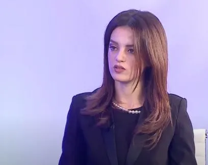 “Kryeministër me bodrume verërash miliona euro”/ Protesta në Vlorë, Hoti: Shqipëria e kullave që shkëlqejnë…