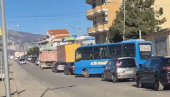 Kthimi i emigrantëve dhe lëvizjet për festat e fundvitit, Elbasani ‘paralizohet’ nga trafiku
