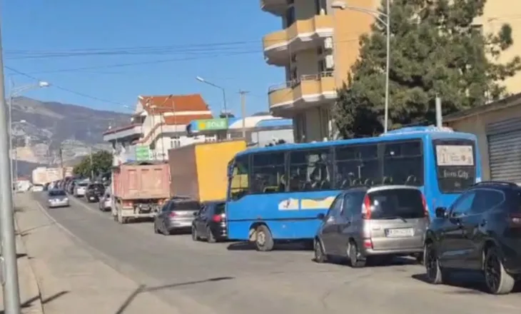 Kthimi i emigrantëve dhe lëvizjet për festat e fundvitit, Elbasani ‘paralizohet’ nga trafiku