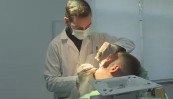 Kujdesi për dhëmbët, tek dentisti vetëm kur kemi dhimbje. Klinika në QSUT ofron shërbime falas