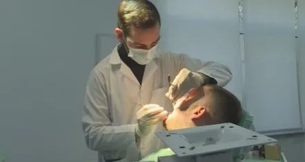 Kujdesi për dhëmbët, tek dentisti vetëm kur kemi dhimbje. Klinika në QSUT ofron shërbime falas