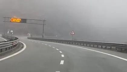 Kukës/ ‘Rruga e Kombit’ prej një muaji nën pushtetin e mjegullës, autoritetet apel drejtuesve të lëvizin me kujdes