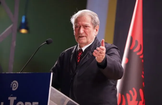 “Kunati i Edi Ramës përcakton tenderat”/ Berisha nga Kurbini: Jemi të gatshëm t’u japim atë që meritojnë