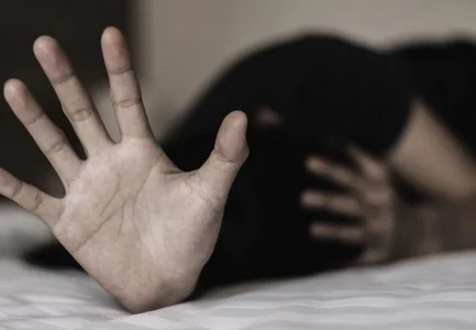 “Kur vinin klientë, ajo ikte”/ E mitura tregon tmerrin se si ra pre e trafikantëve: Më dërguan në shtëpinë e një…