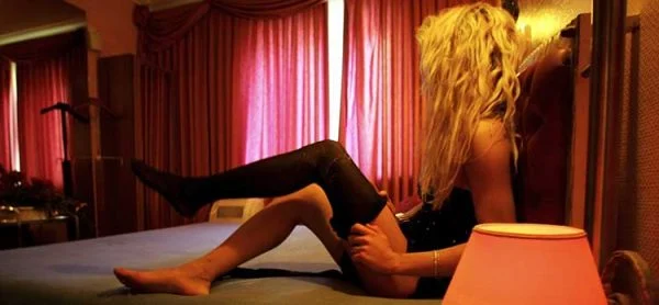 “Kur vinin klientë ajo ikte, unë bëja seks me ta”- E mitura tregon tmerrin se si ra pre e trafikantëve: Më dërguan në shtëpinë e një shqiptareje!