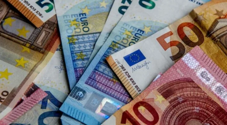 Kursi i Euros prek minimumin e ri historik, kap vlerën e 96.59 lekëve, ja faktorët që ndikuan