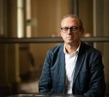 “Kurti bën lojëra me patriotizëm”, Enver Robelli: Problemet nuk zgjidhen duke iu drejtuar muskujt serbëve në Veri