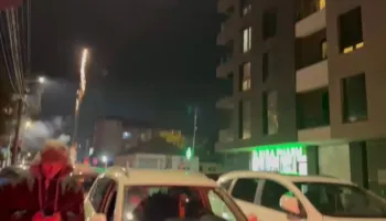 Kurti drejt fitores në zgjedhjet e Kosovës, Vetëvendosja nis festën me fishekzjarrë në Prishtinë