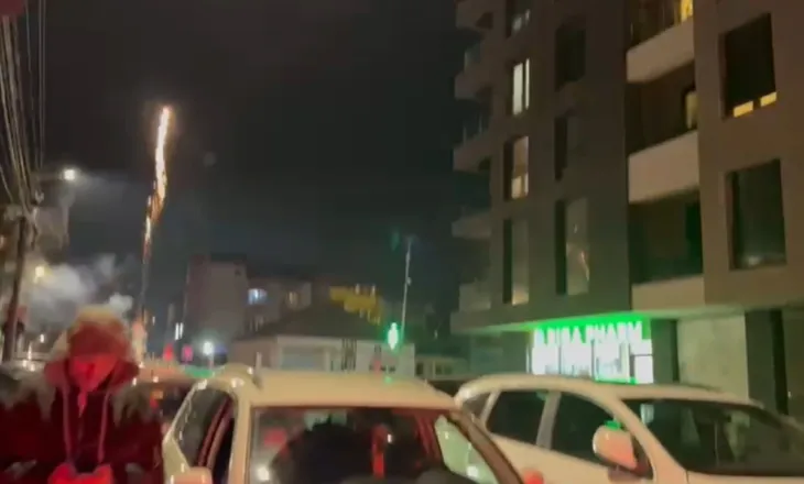 Kurti drejt fitores në zgjedhjet e Kosovës, Vetëvendosja nis festën me fishekzjarrë në Prishtinë