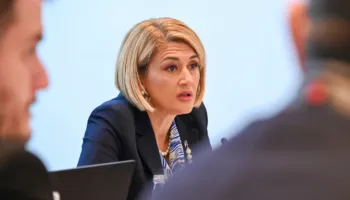 Kurti fiton thellë zgjedhjet, kryetarja e grupit të VV: Raportet me Trump dhe Brukselin janë…