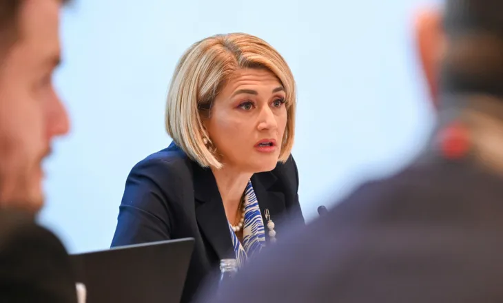 Kurti fiton thellë zgjedhjet, kryetarja e grupit të VV: Raportet me Trump dhe Brukselin janë…