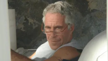 Kush dhe çfarë përfshihet në dosjet Epstein?